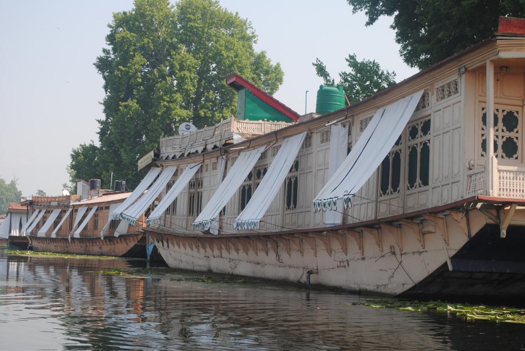 Отель Heaven Breeze Group Of Houseboats Сринагар Экстерьер фото